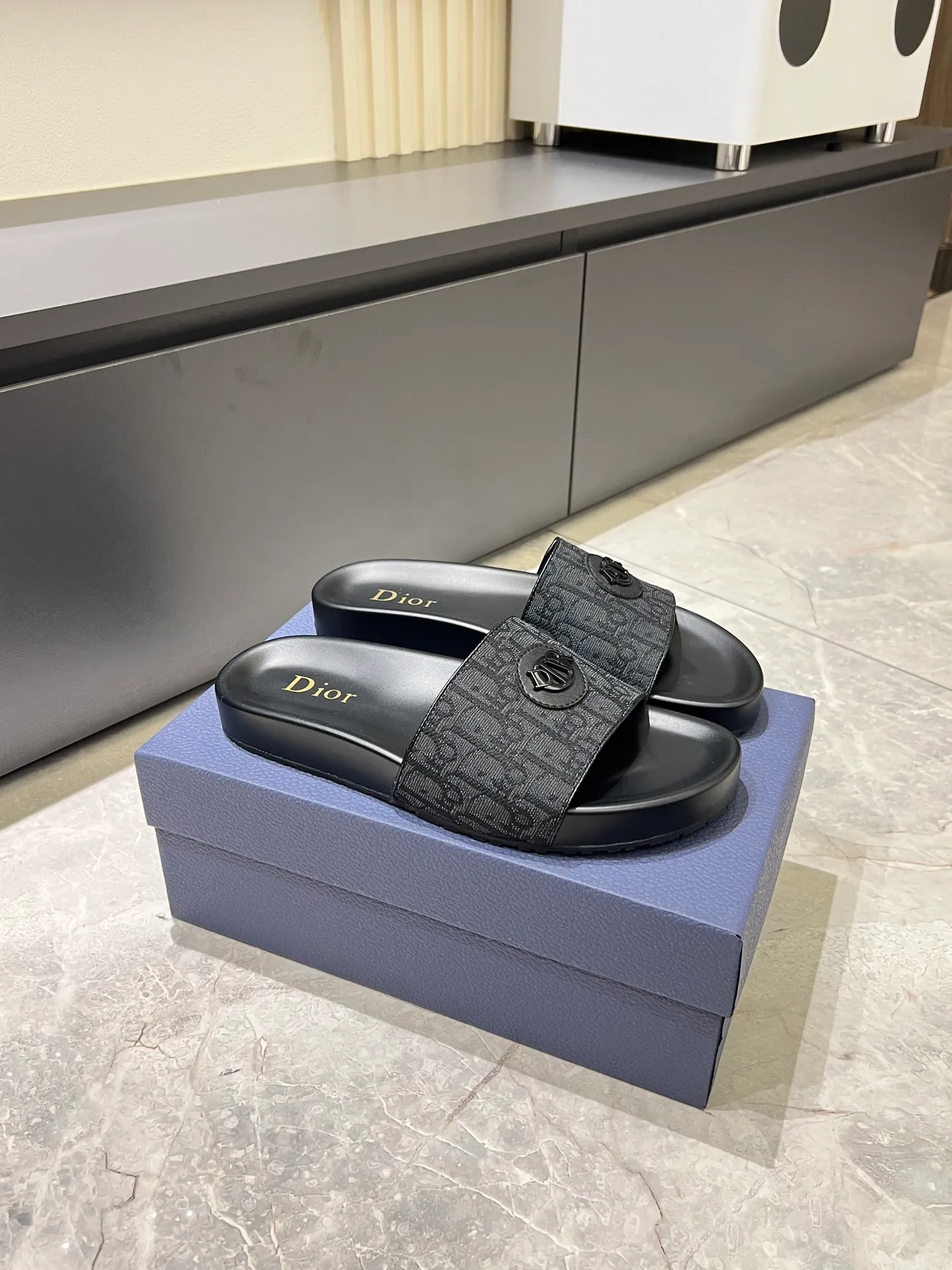 Men's men's shoes 💰p300 Size 38-45 Dior Dior's latest H-Town series Oblique thick sole slippers sandals Original purchase development and production This Dior H-Town sandals pay tribute to the classic logo of sports style and highlight Dior's high-end spirit. Crafted from black rubber with a beige and black Oblique printed upper, it's accentuated with tonal calfskin details. The rubber sole incorporates a variety of elements and is embellished with the Dior logo for a refined, futuristic look. Can be worn with shorts or jeans. Comes with exquisite packaging at the counter 🛍📦 ▪️ Fabric: Original customized imported Oblique embroidery ▪️ Lining: Imported soft sheepskin ▪️ Sole: Original molded ultra-light foam material ▪️ Bottom thickness: 4CM